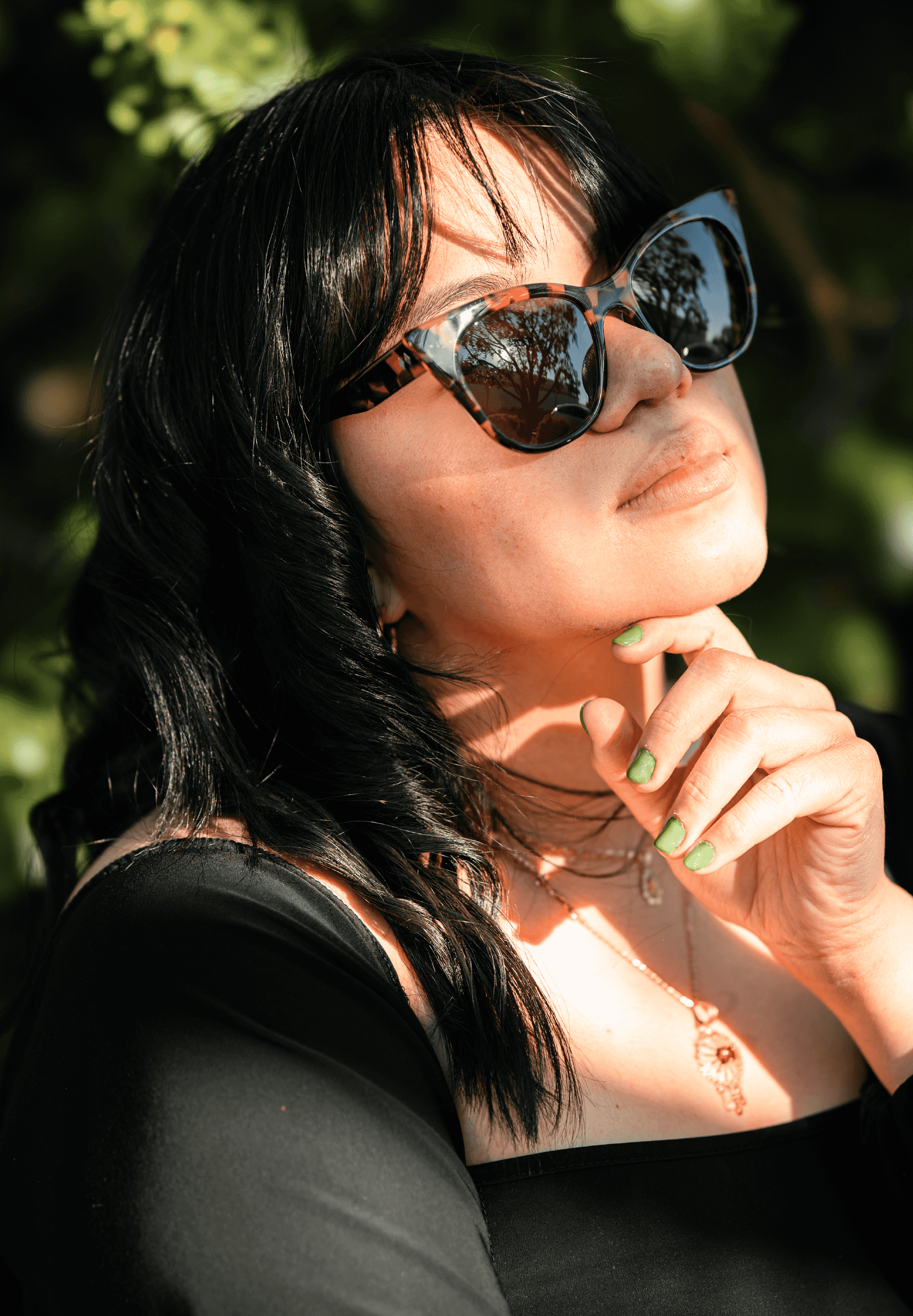 Woman wearing Cider Tort Blanche sunglasses